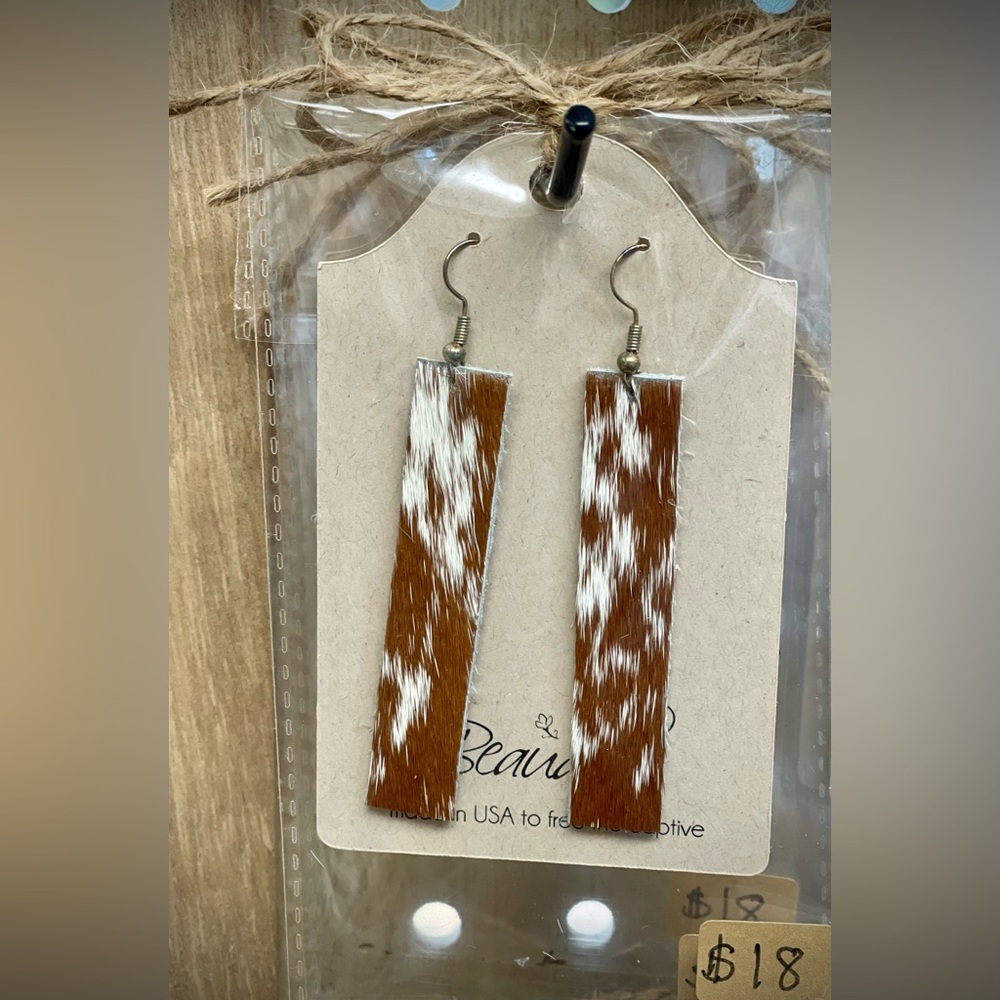 BEAUDIN - Kit Kat Hair on Hide Earrings in Brown & White